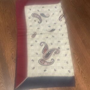 Elegant Paisley Scarf in Red and Cream